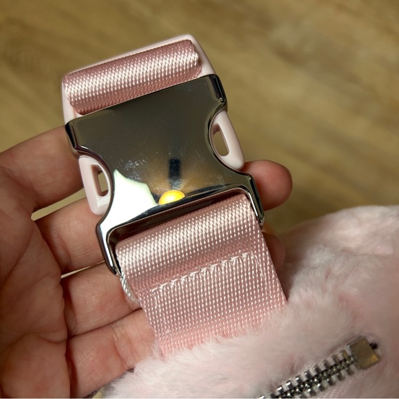 Lululemon Everywhere Belt Bag Plush Fleece in Strawberry Milkshake Pink NWT - Picture 4 of 11